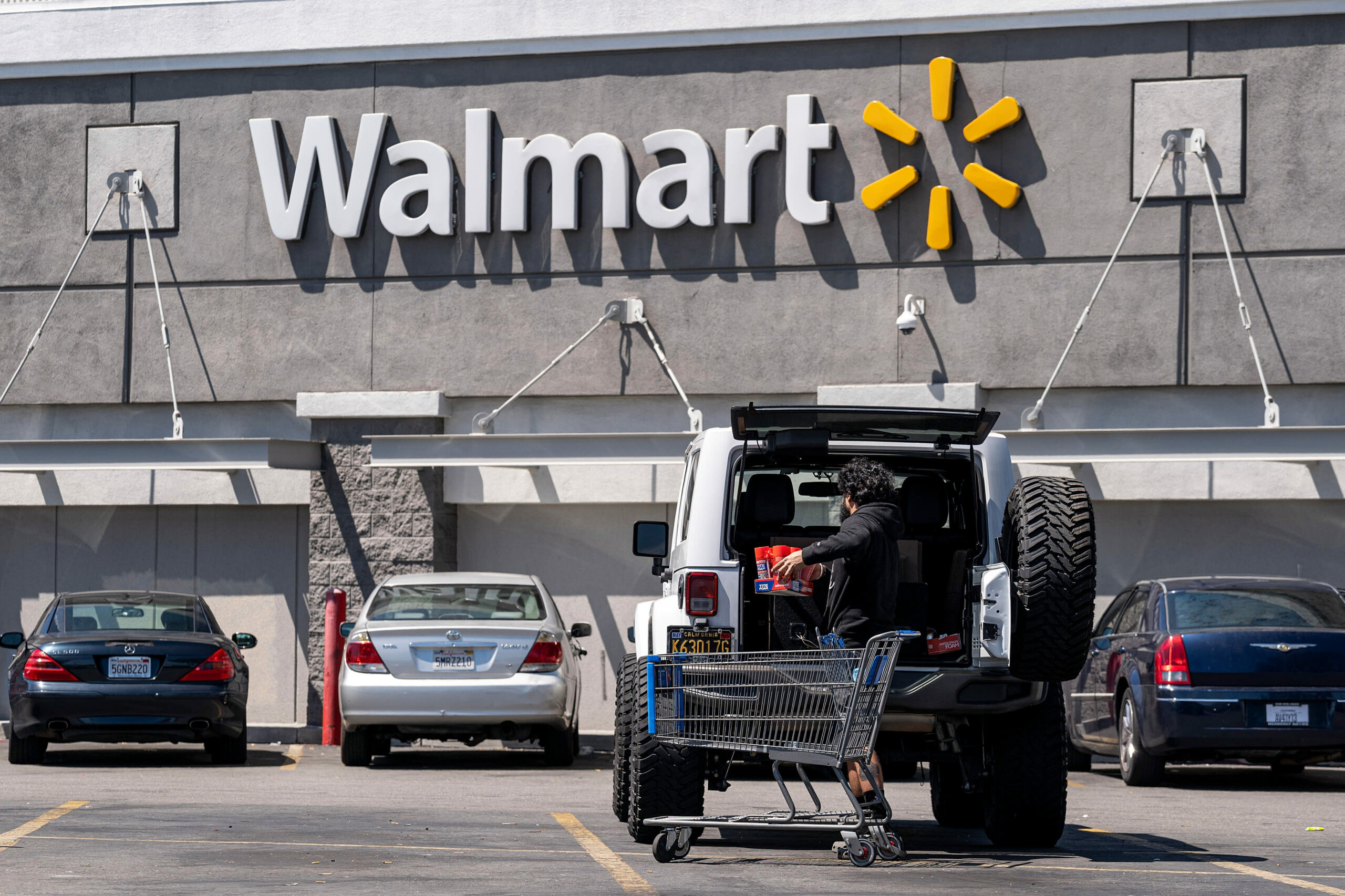 Walmart to rent 20,000 employees to assist provide chain