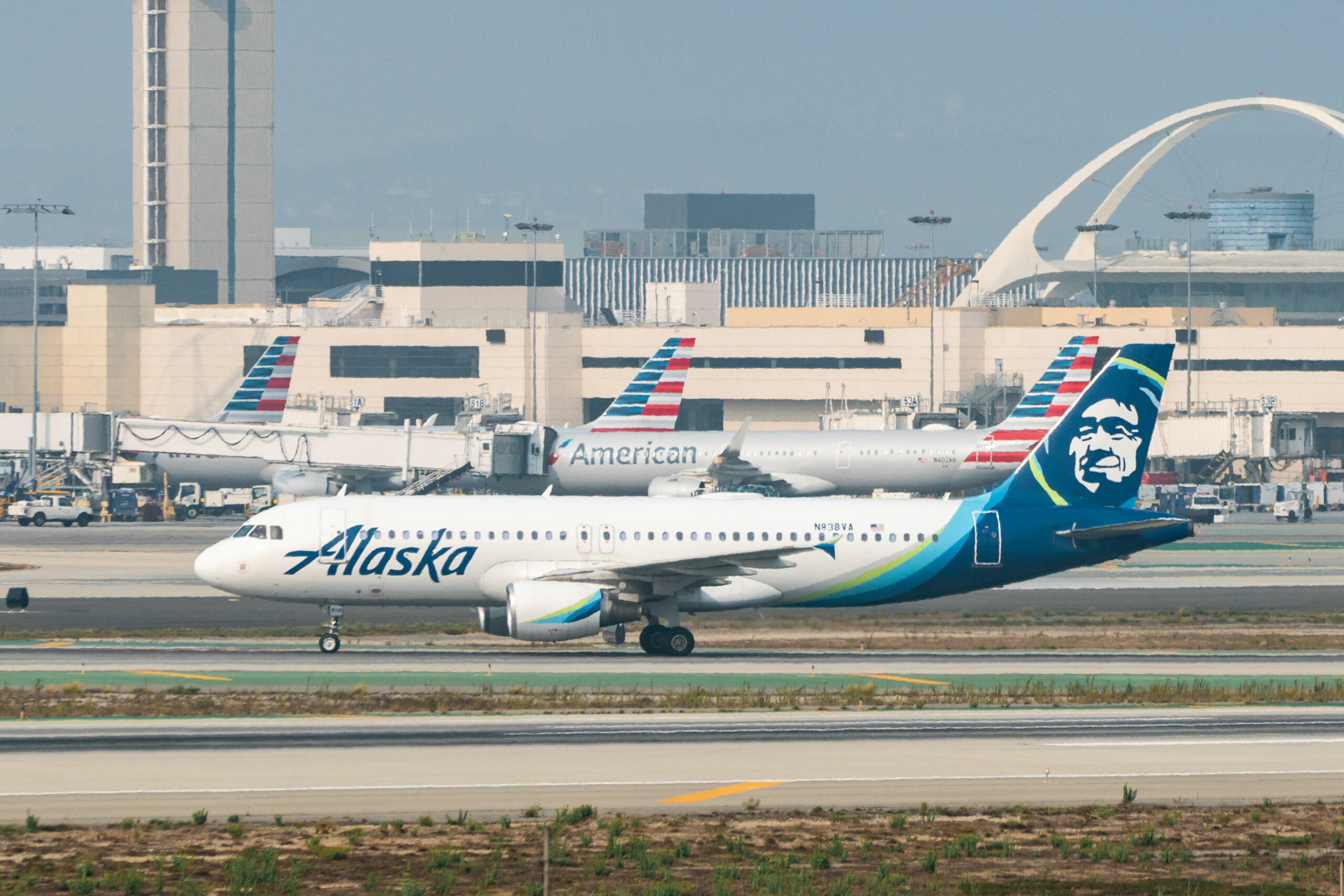 Alaska Airways will give vaccinated workers $200, stops wanting firm mandate