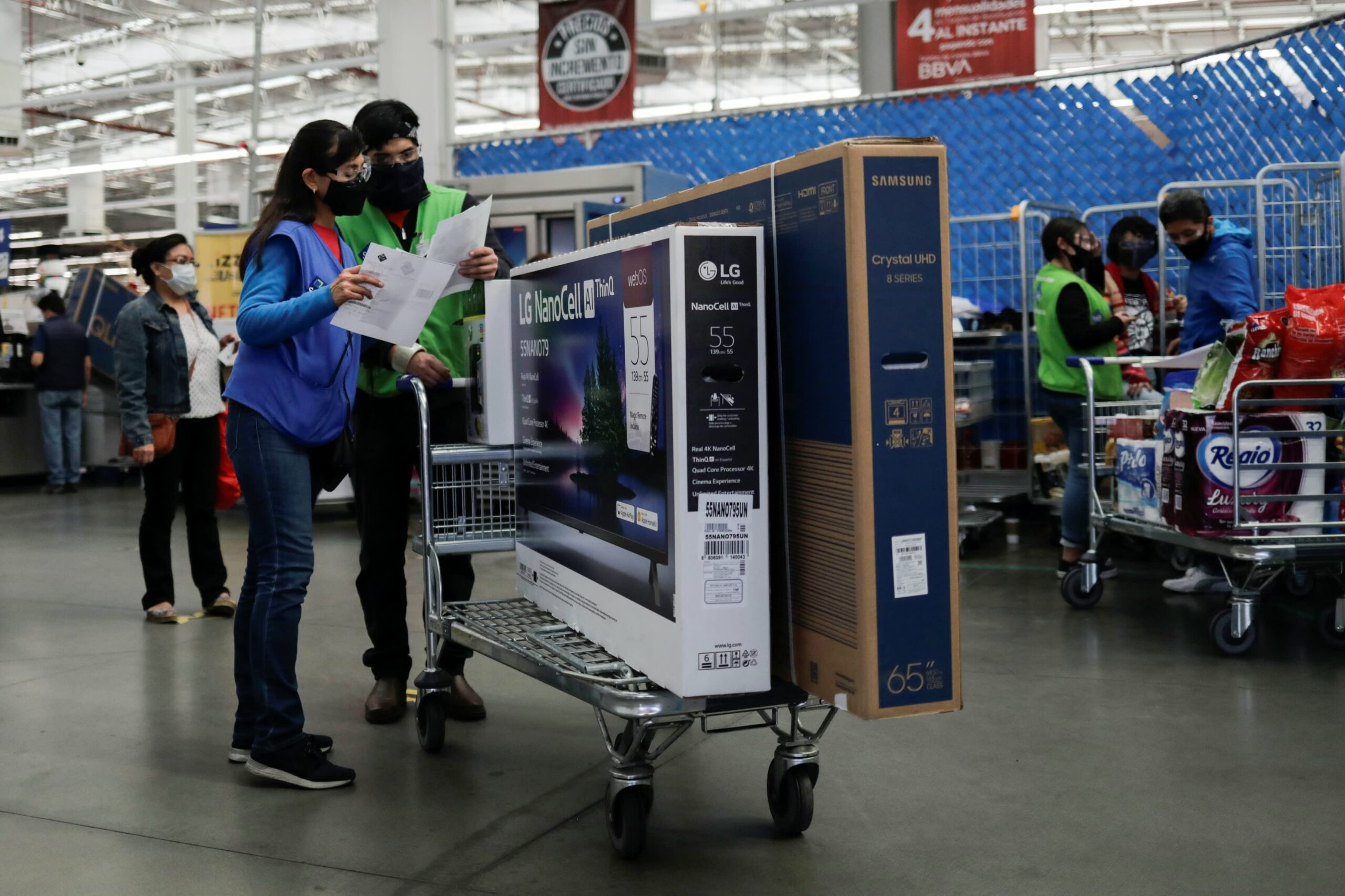 Walmart’s Sam’s Club raises minimum wage to $15 amid tight labor market