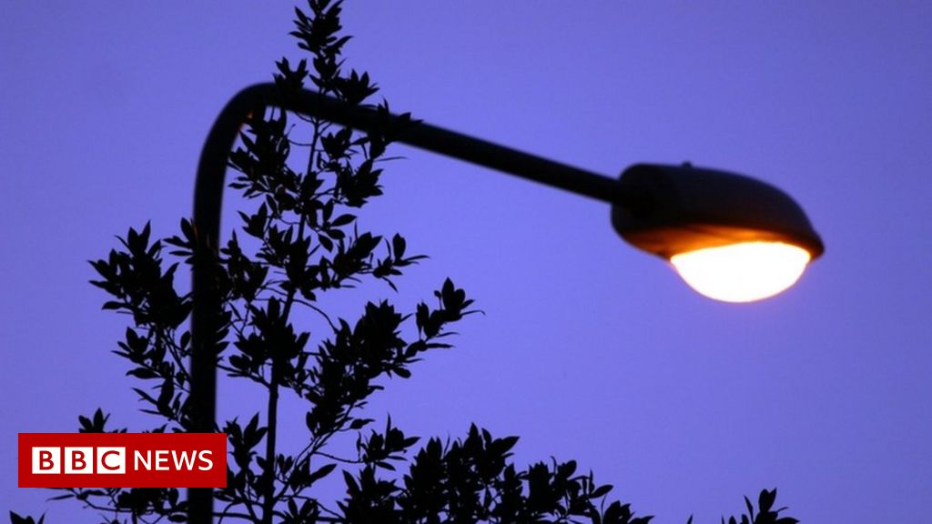 Climate change: Lord Deben says street lights not needed in rural areas