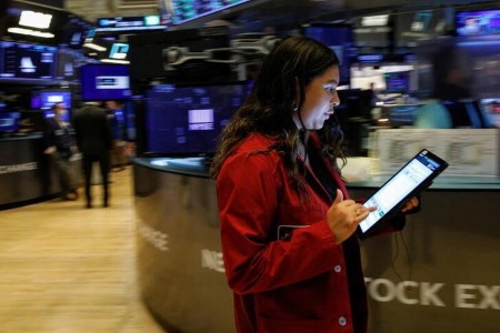 US STOCKS-S&P 500 ends down, Large Tech lifts Nasdaq to document
