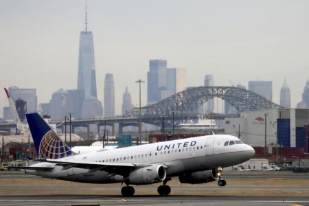 United says about 90% of U.S. staff vaccinated ahead of company deadline