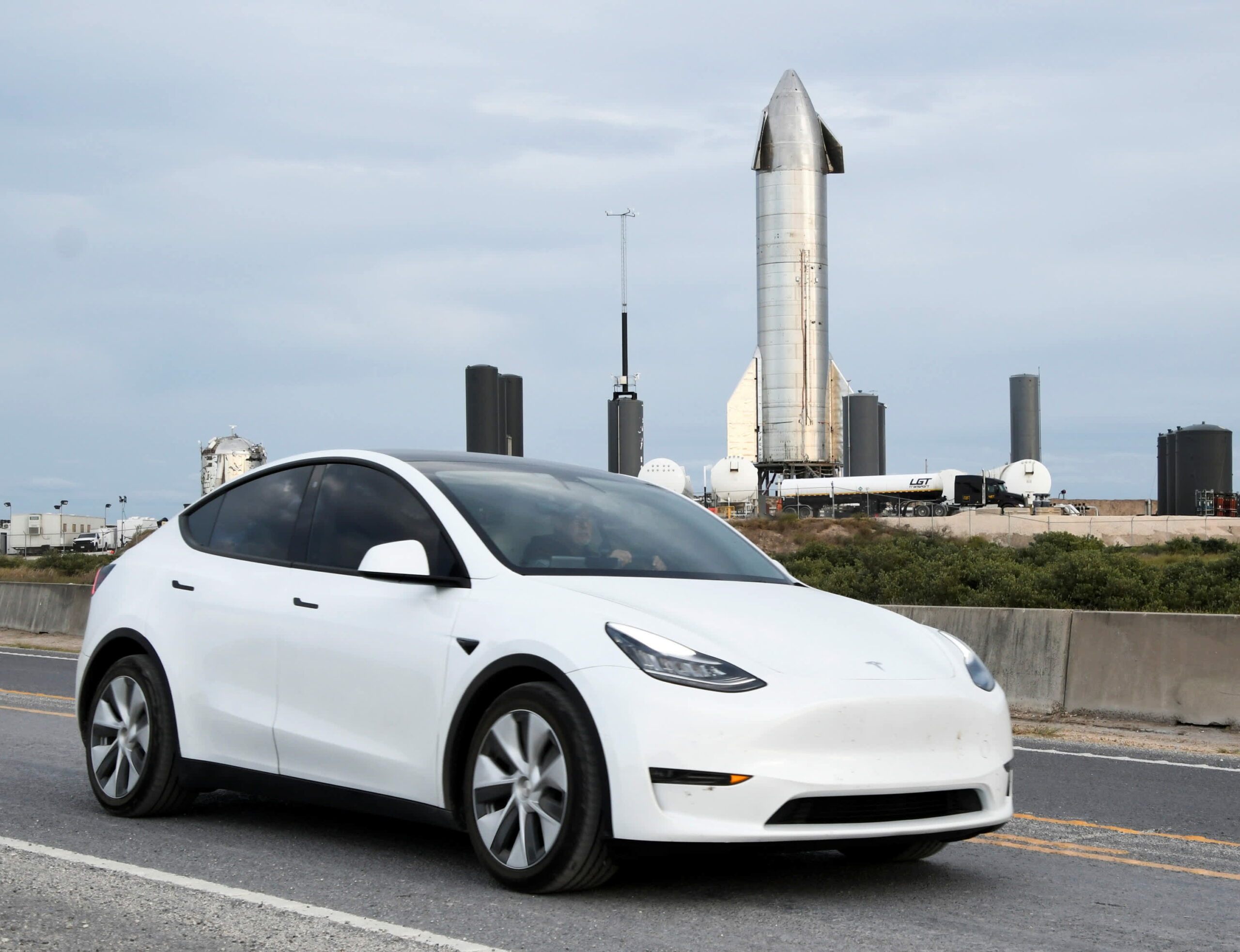 Tesla moves headquarters from California to Texas