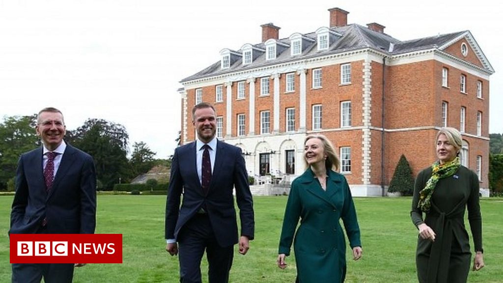 Dominic Raab and Liz Truss agree to share 115-room mansion