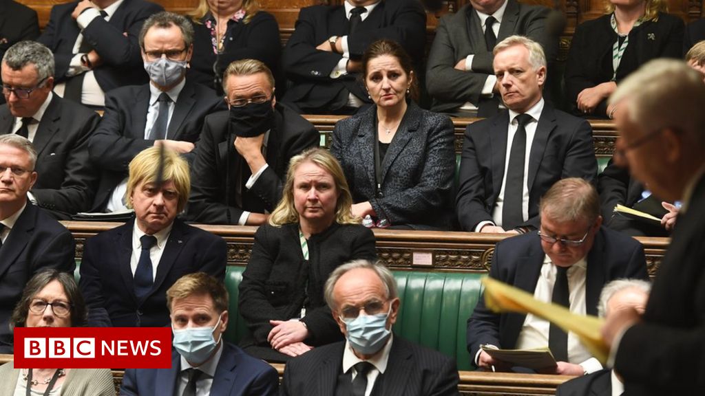 Tory MPs can make own choice on face masks, says minister
