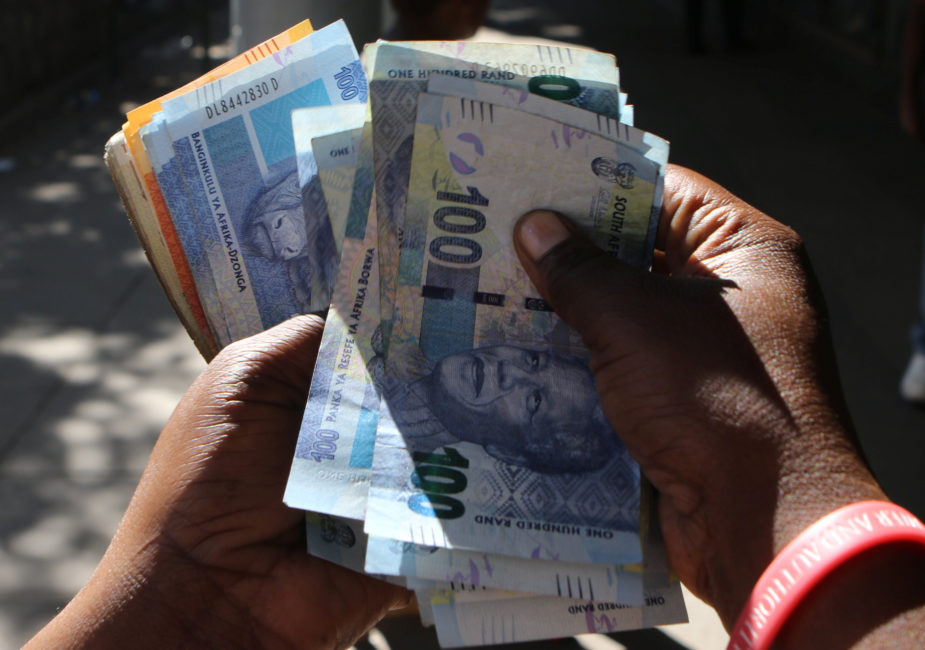 Zimbabwe’s central bank investigates forex manipulation
