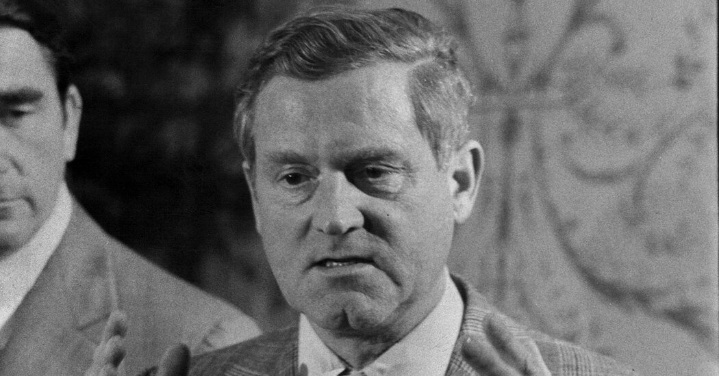 Linwood Holton, Virginia Governor Who Pushed for Racial Equality, Dies at 98