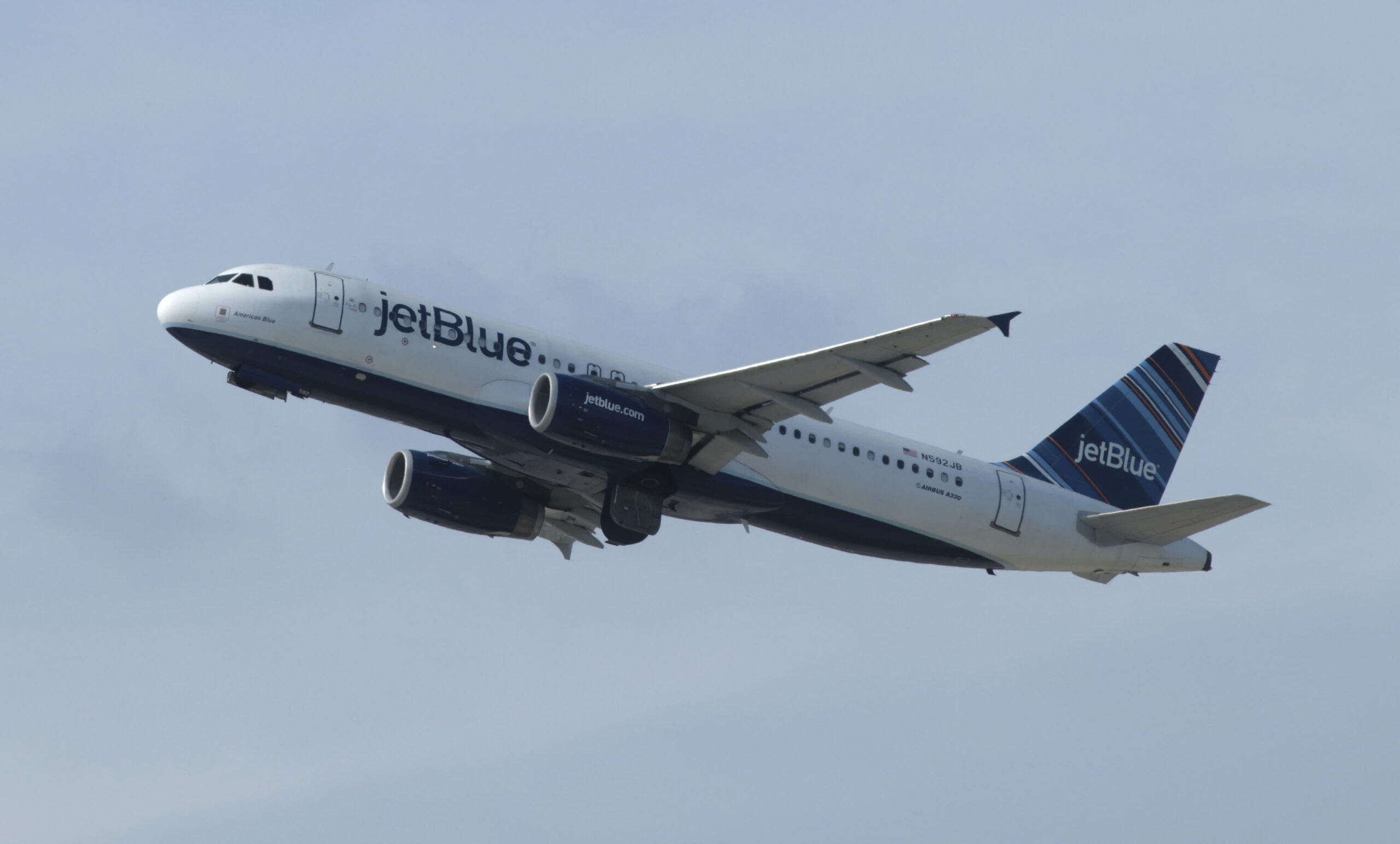 JetBlue dangles $1,000 attendance bonuses for flight attendants ahead of holiday rush
