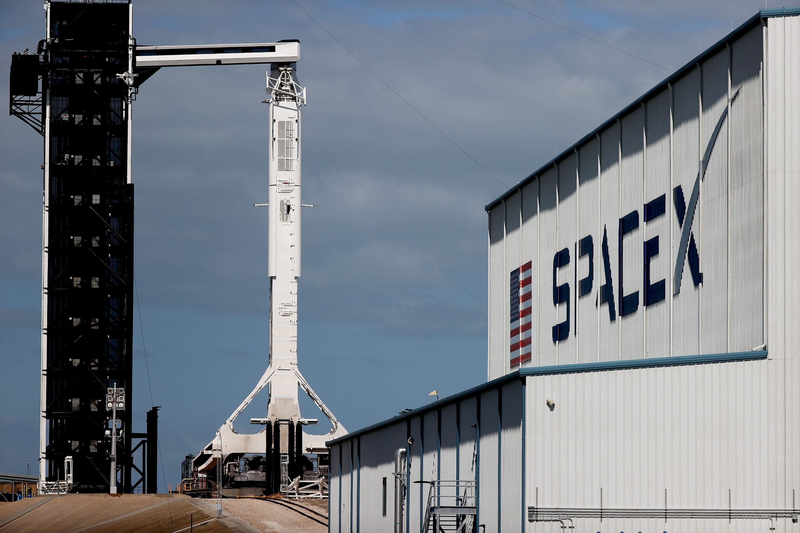 Elon Musk’s SpaceX leadership shakes up as two VPs depart