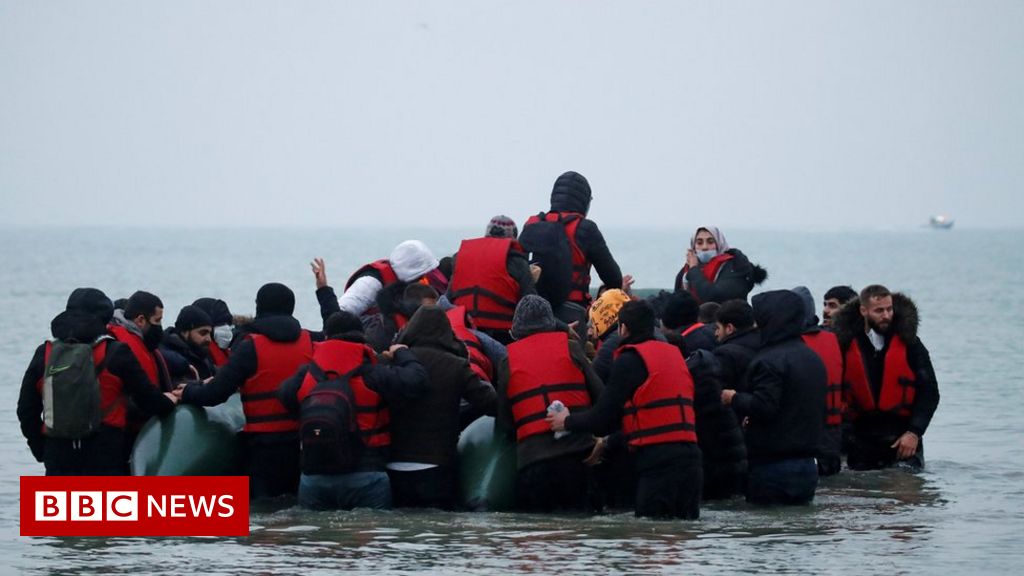 Channel migrants: UK and France agree need to step up effort against crossings