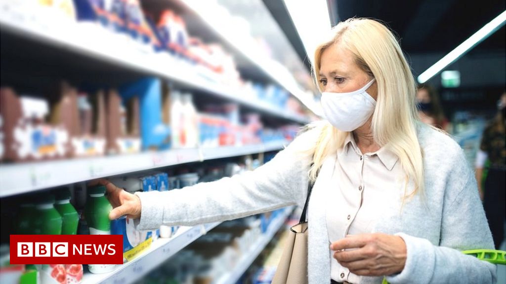 Covid: Face masks rules return in England amid Omicron spread