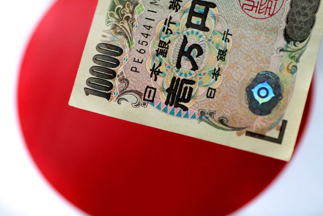 FOREX-Yen and Swiss franc gain as COVID variant dents risk appetite
