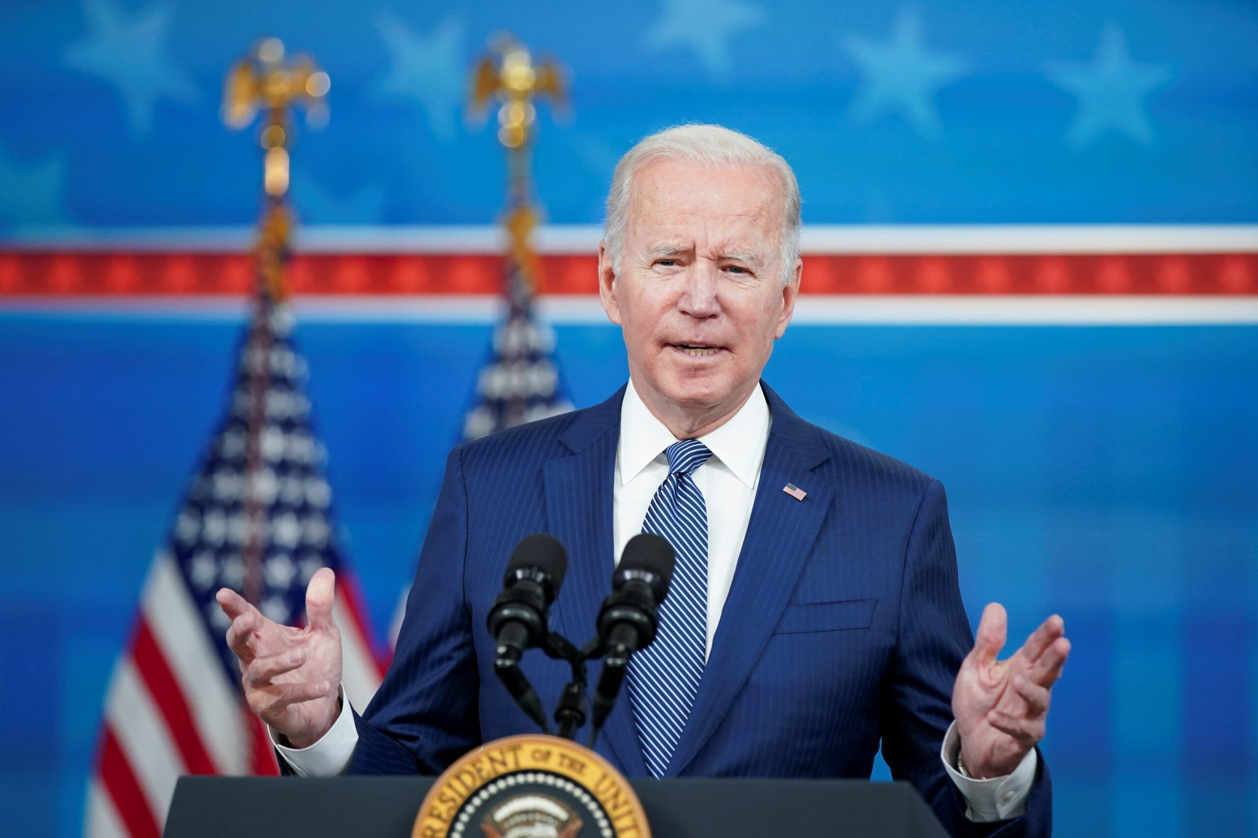 Biden asks businesses to proceed with vaccine mandate after omicron variant arrives in U.S.