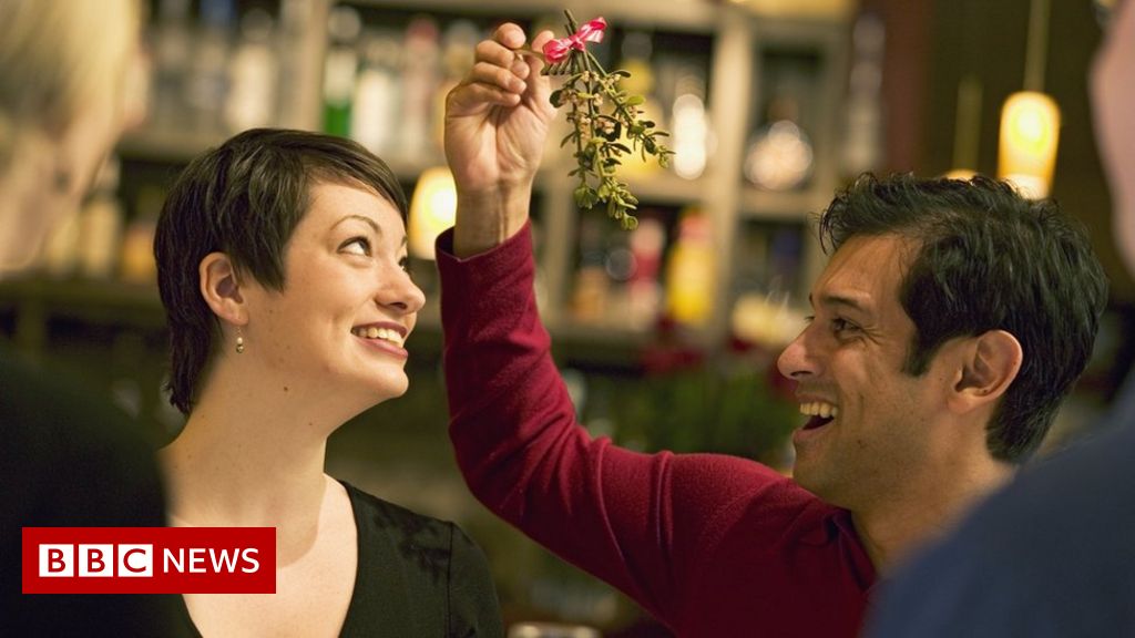 Covid: Don't kiss strangers under mistletoe – minister