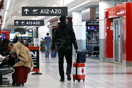 Trudeau to advise Canadians against travel abroad amid Omicron fears