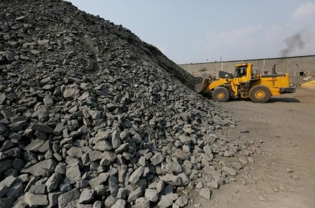 METALS-Shanghai zinc, aluminium prices jump on supply concerns