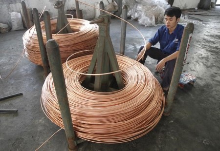 METALS-Copper dips in thin holiday trade as physical demand weakens