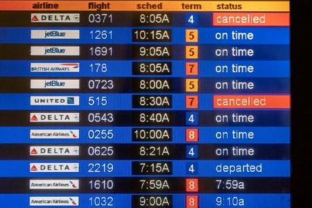 Rising Omicron cases disrupt air travel, 800 more flights canceled