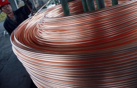 METALS-Copper touches one-month high on year-end trading, arbitrage