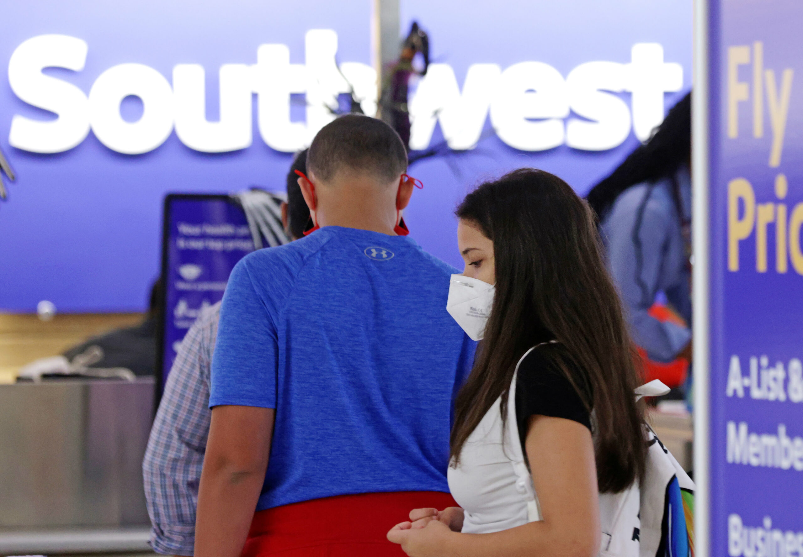 Southwest Airlines says omicron will drive a loss in the first quarter, but expects 2022 profit