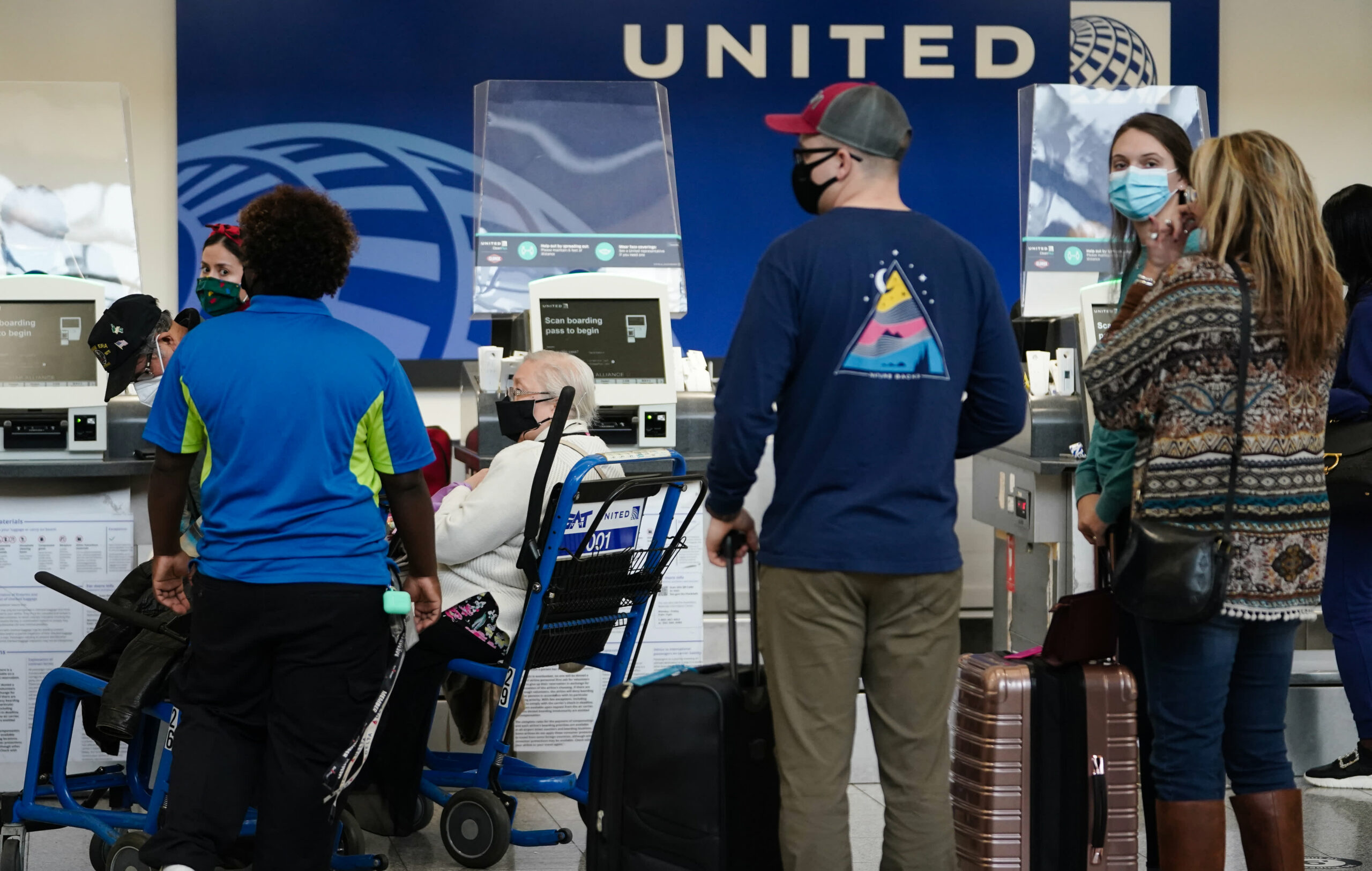 United cuts flights as about 3,000 workers call out sick from Covid