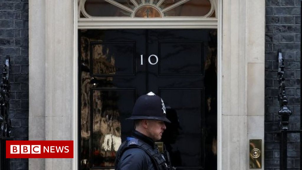 Police to email 50 people in Downing Street party inquiry