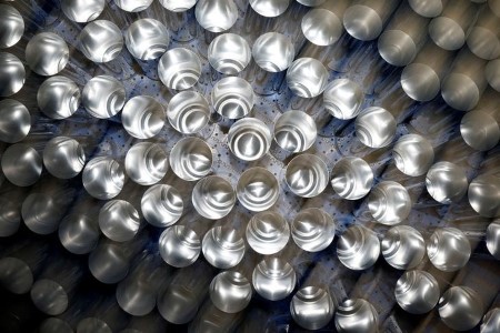 METALS-Supply worries boost aluminium and zinc prices
