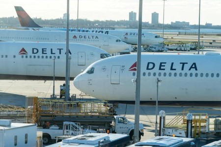 Delta Air warns of loss in current quarter on Omicron turbulence