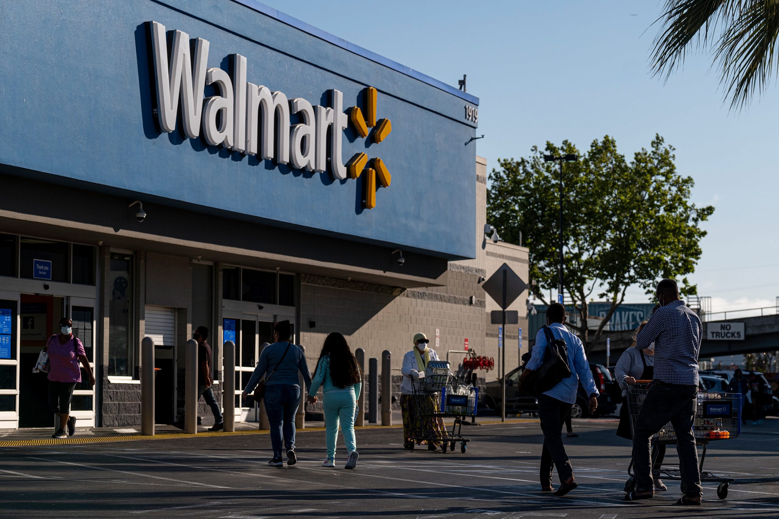 Investing Club: Walmart's full-year guidance signals near-term bumps but a stronger back half