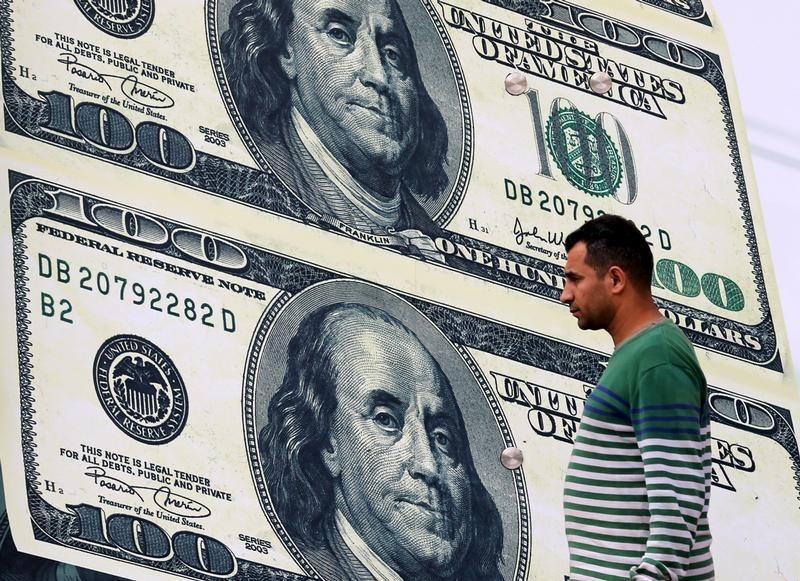 U.S. Dollar hesitant as investors assess monetary policy By Investing.com