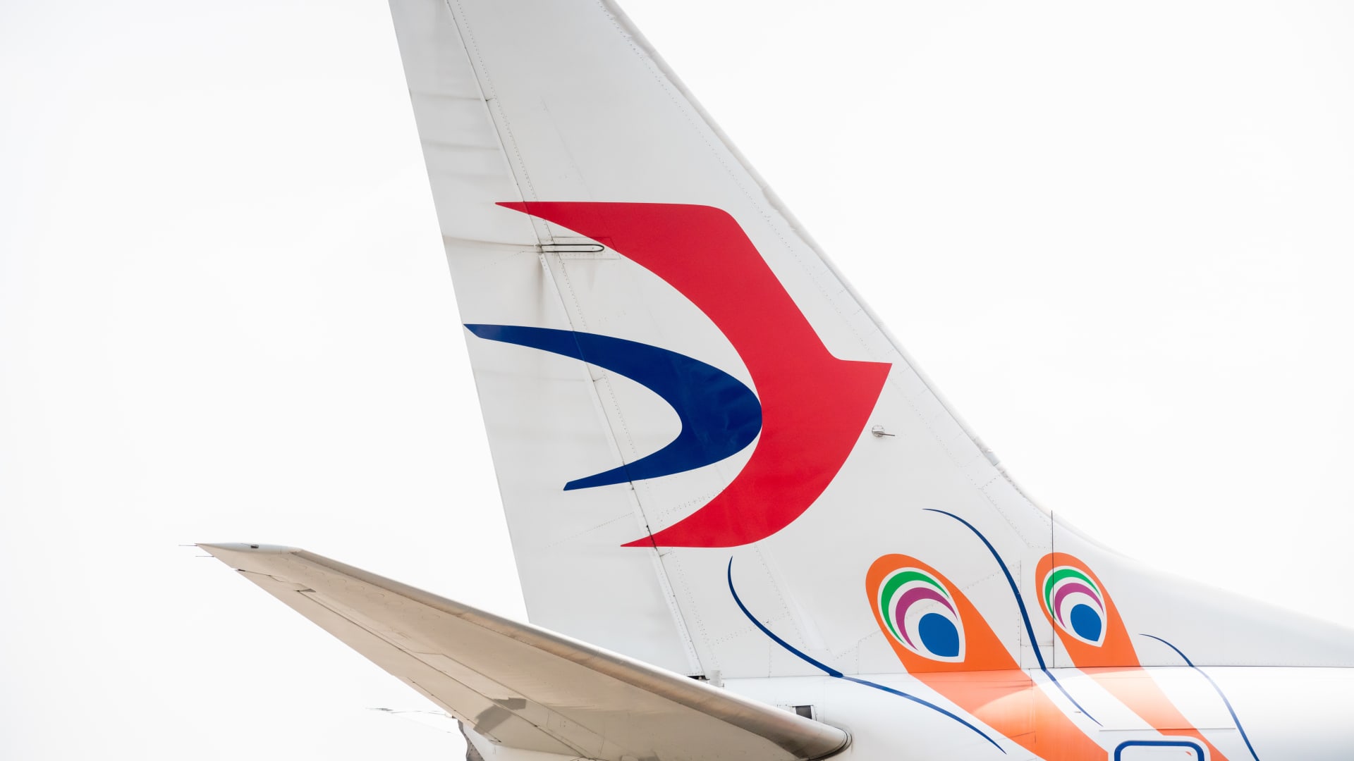 China Eastern Airlines Boeing 737 crashes, 132 people on board