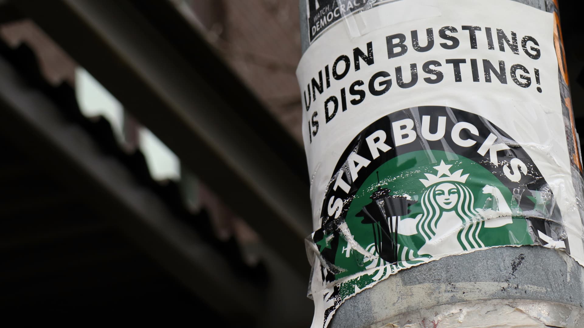 Union claims Starbucks illegally closing cafe to retaliate, Bloomberg reports