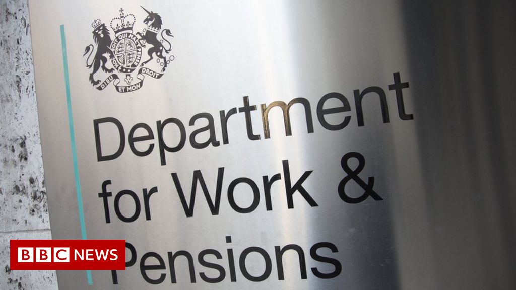 Union warns of job cuts over DWP office closures