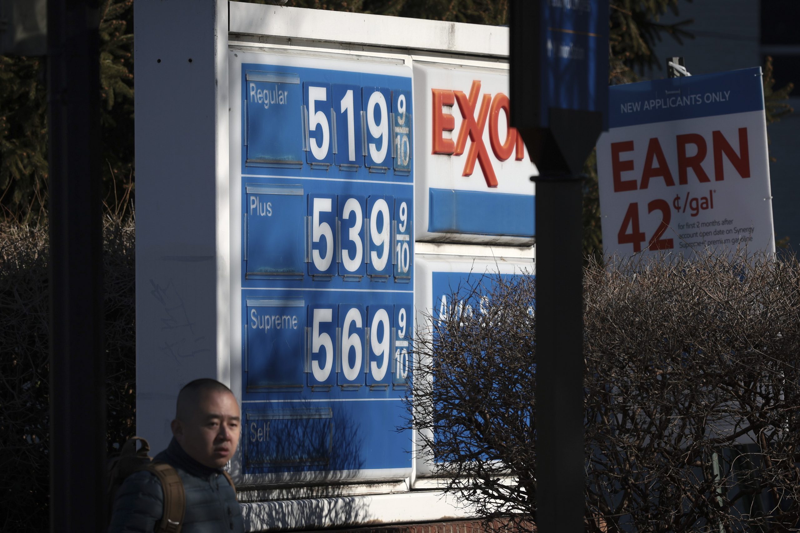 Biden faces a ‘crisis with prices at the pump,’ but no easy answers