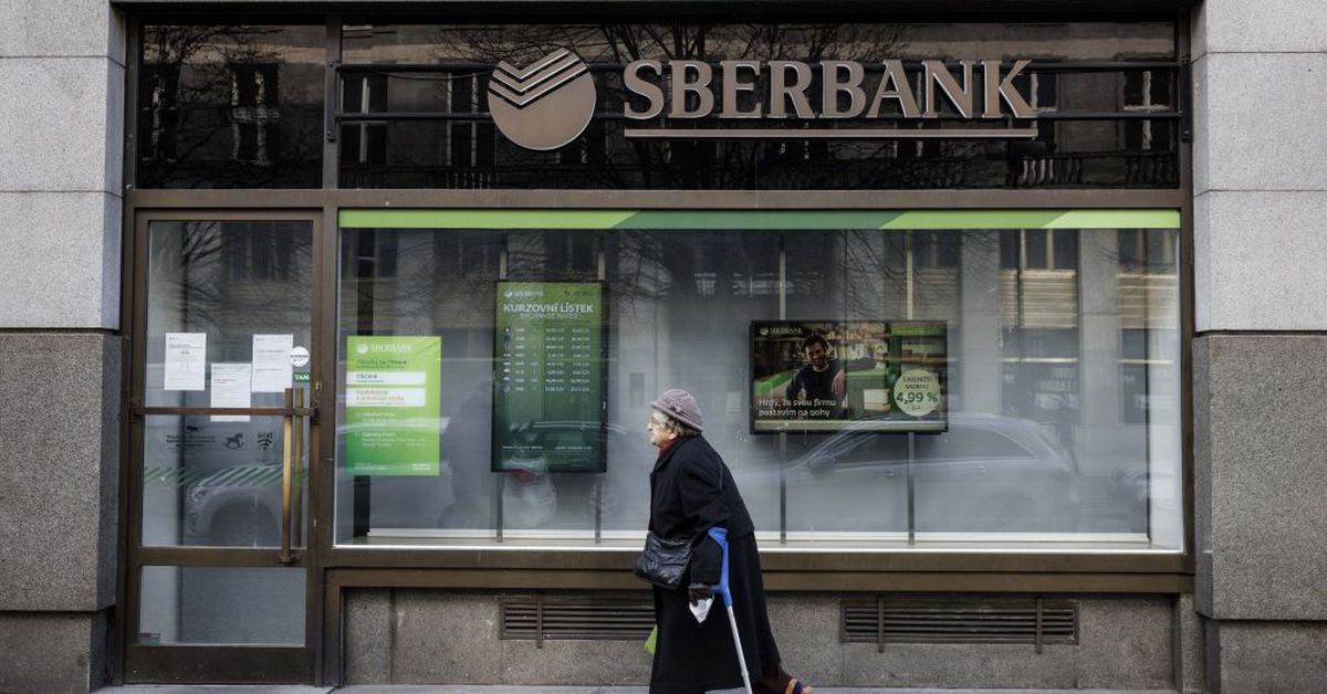 Top Russian Bank Quits Europe, Citing Sanctions: Report
