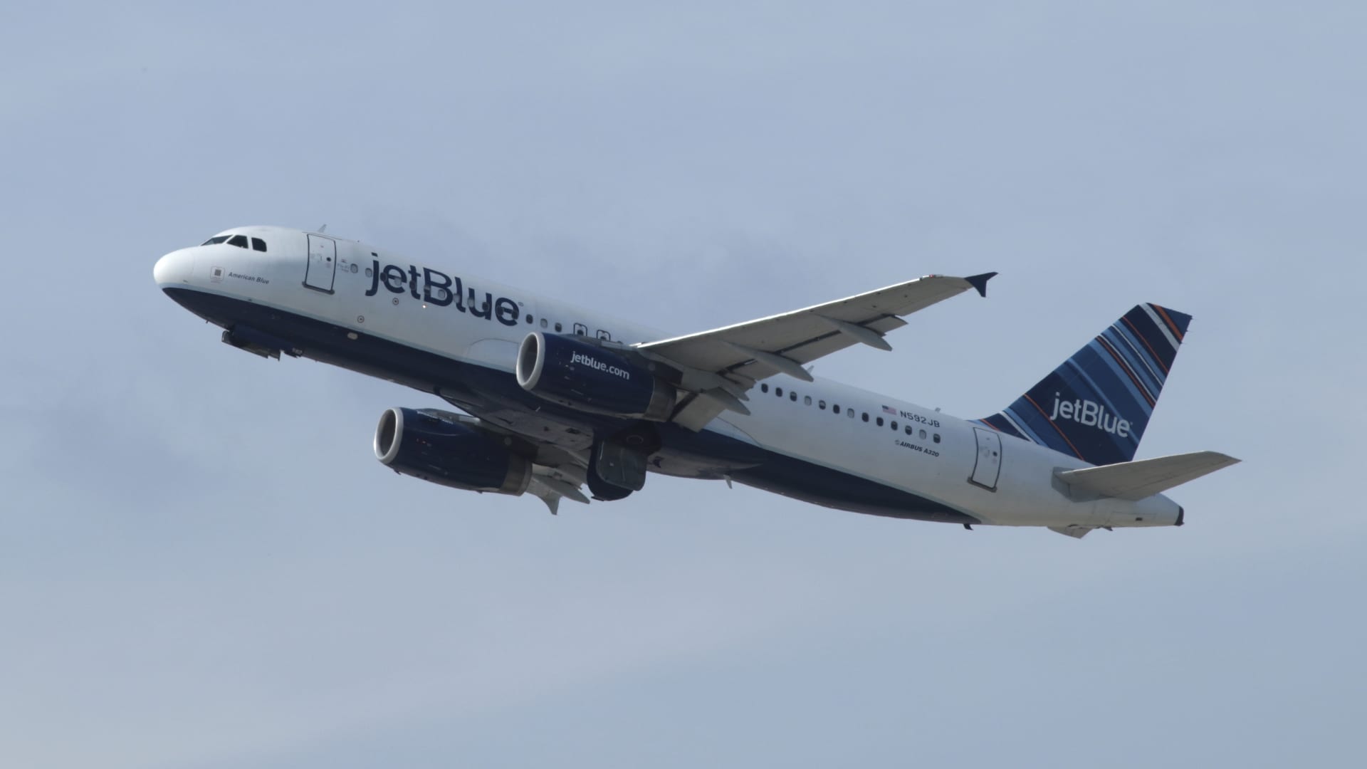 JetBlue offers flight attendants $1,000 attendance bonuses for spring travel surge