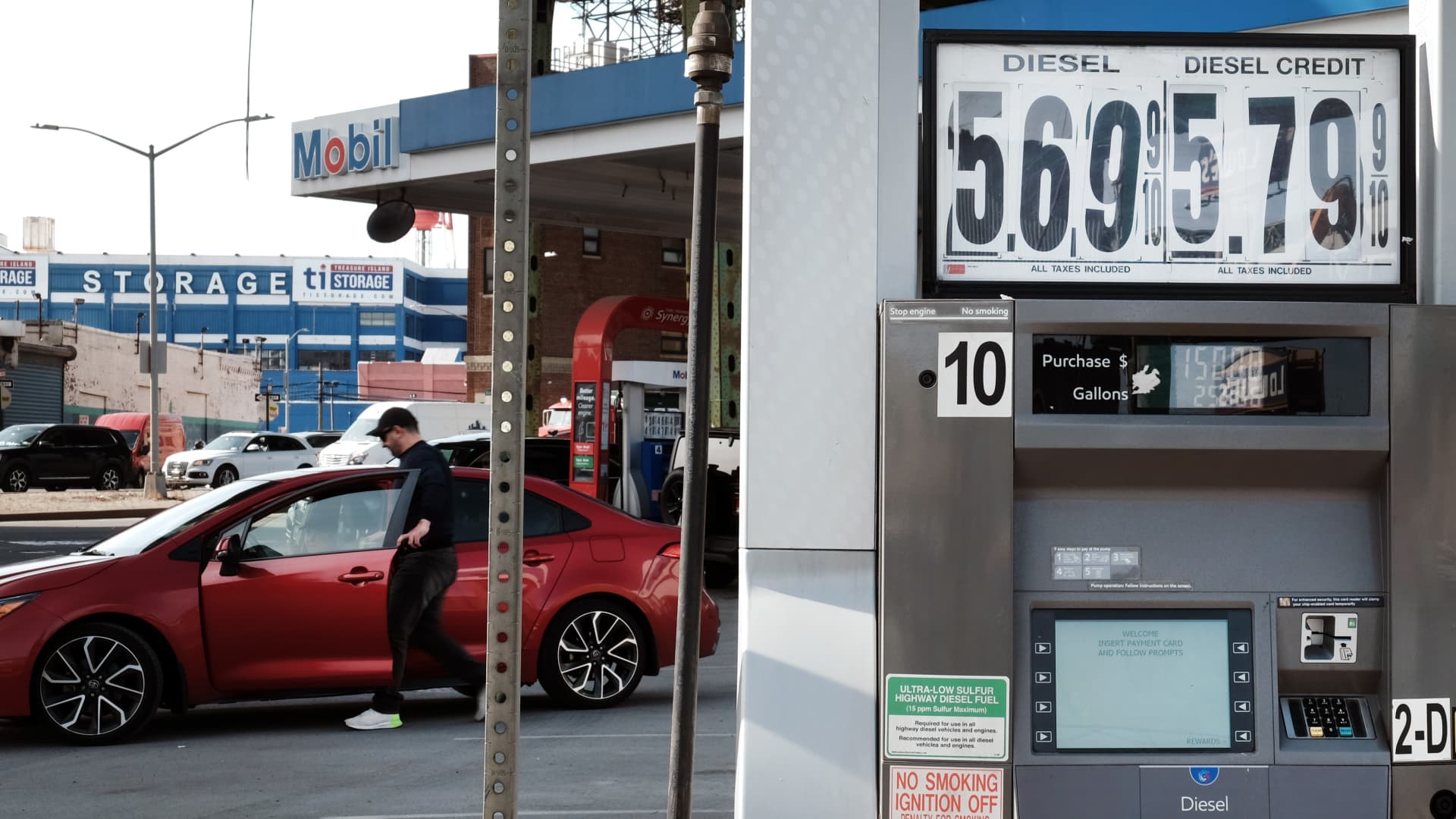 Biden’s plan to lower gas prices could take weeks. How to pay less now