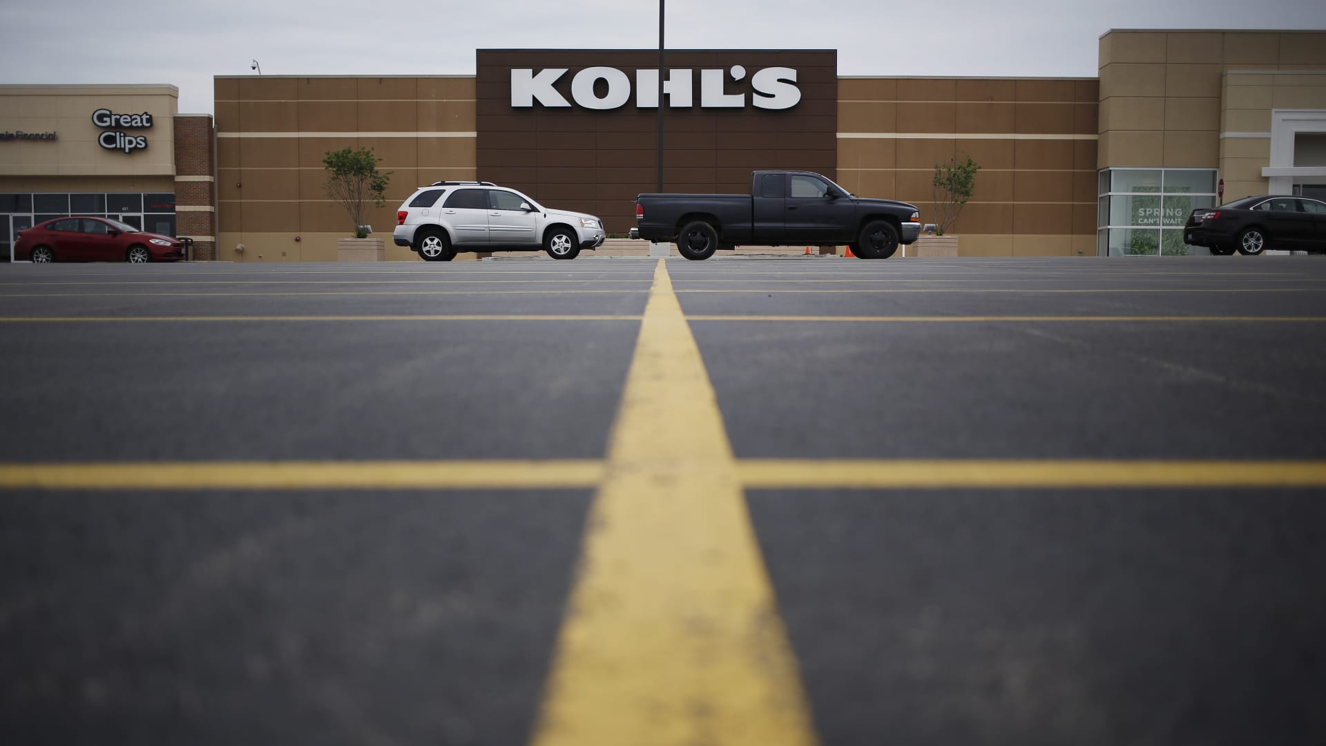 Kohl’s says two top executives are leaving, as company seeks buyer