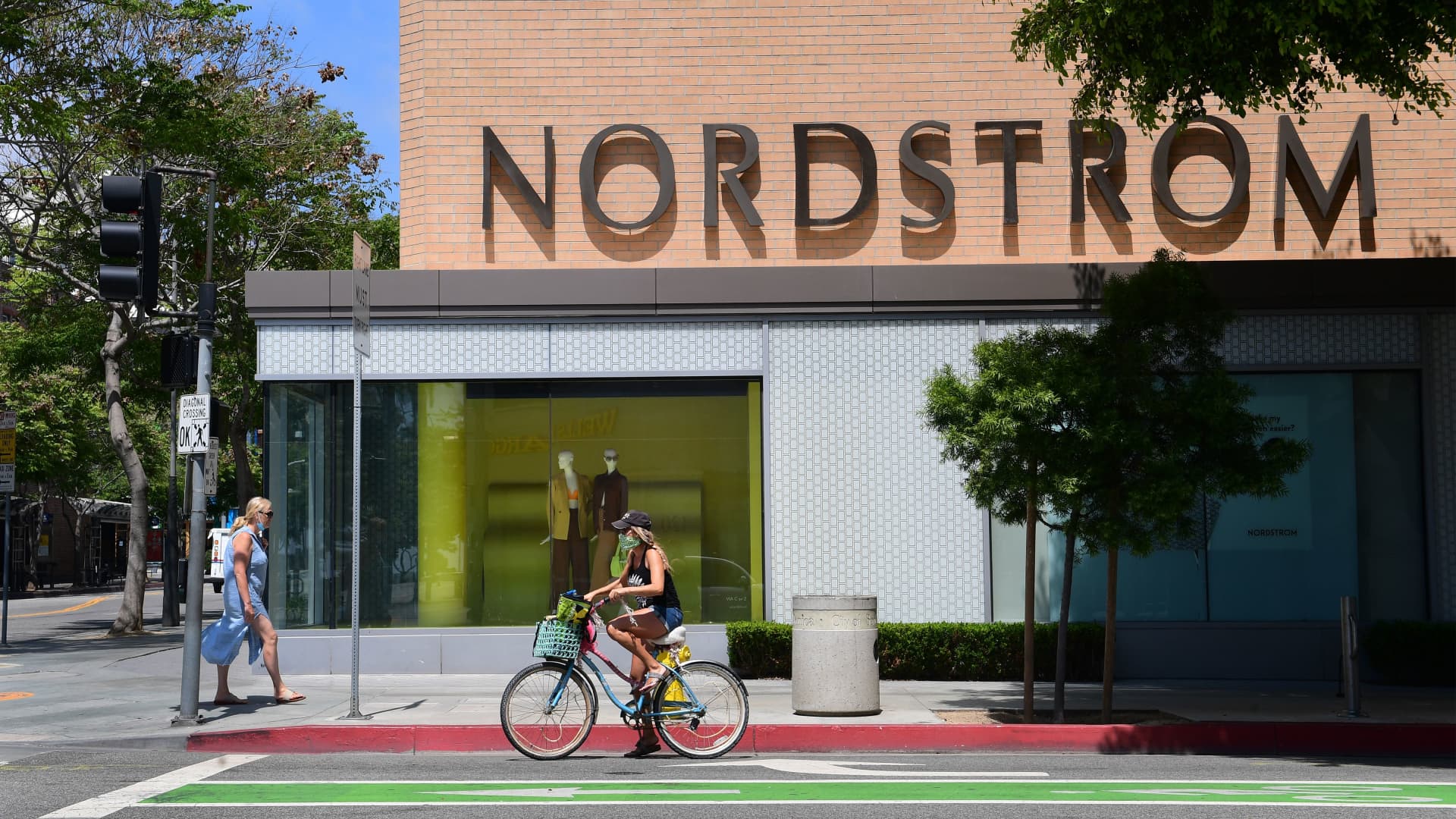 Nordstrom (JWN) reports Q1 2022 losses