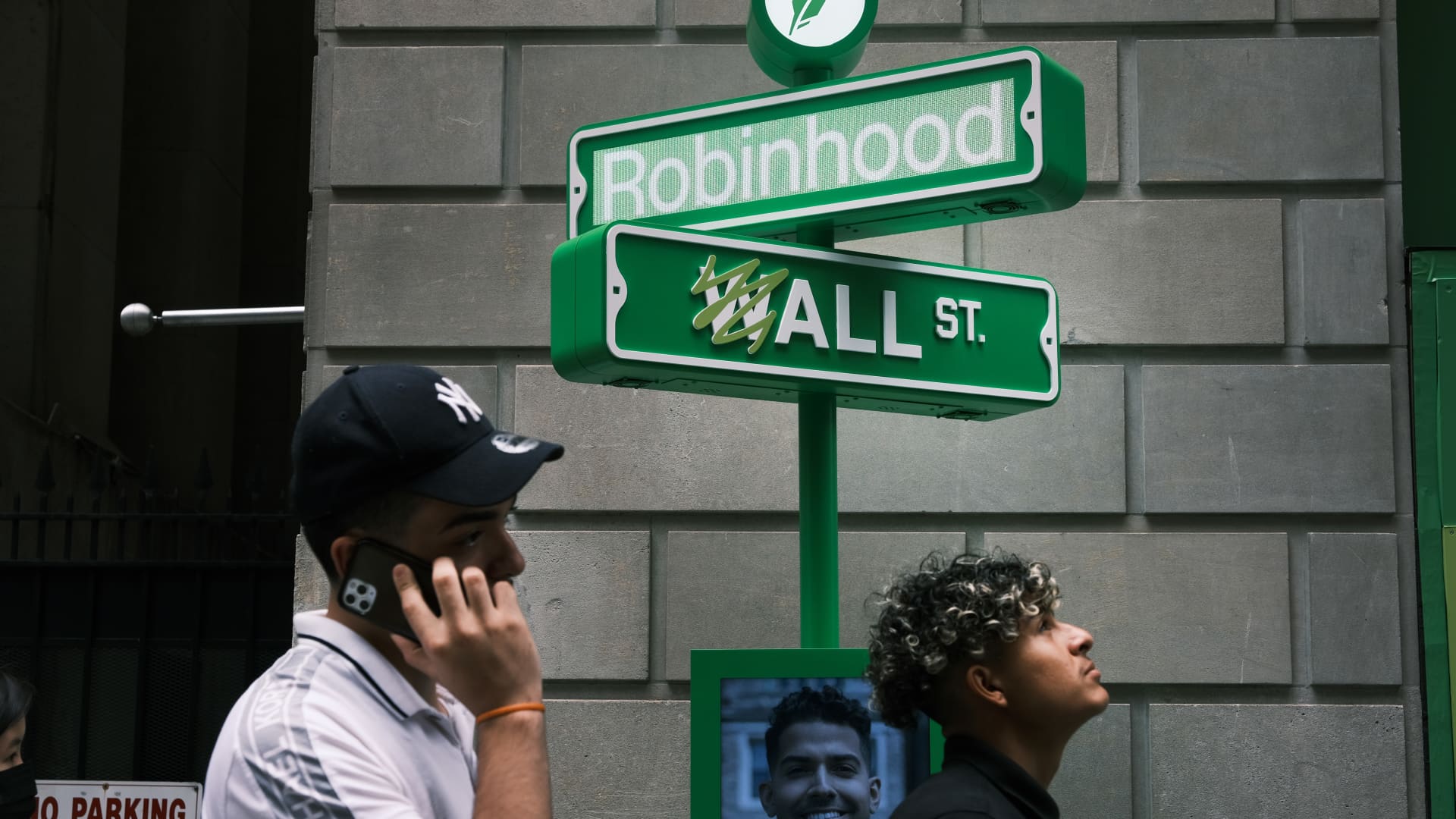 Charlie Munger says Robinhood is justly ‘unraveling’ for ‘disgusting’ practices