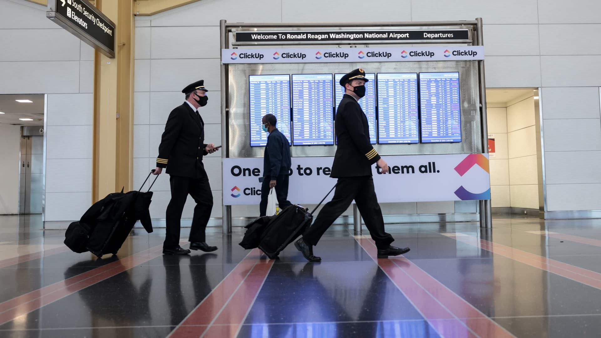 U.S. pilot shortage forces airlines to cut flights, scramble for solutions