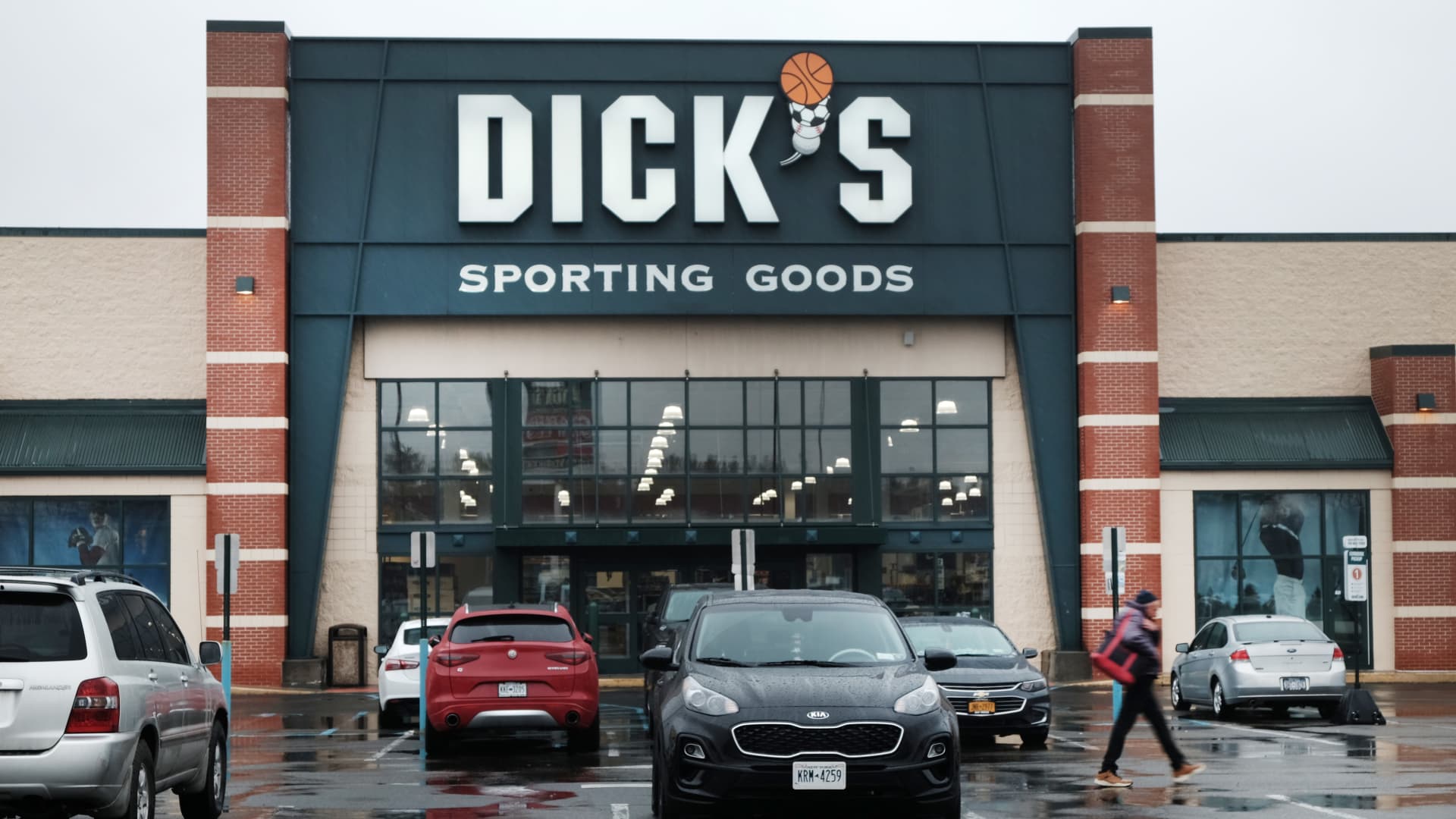 Dick’s Sporting Goods (DKS) Q1 2022 earnings top estimates, outlook cut