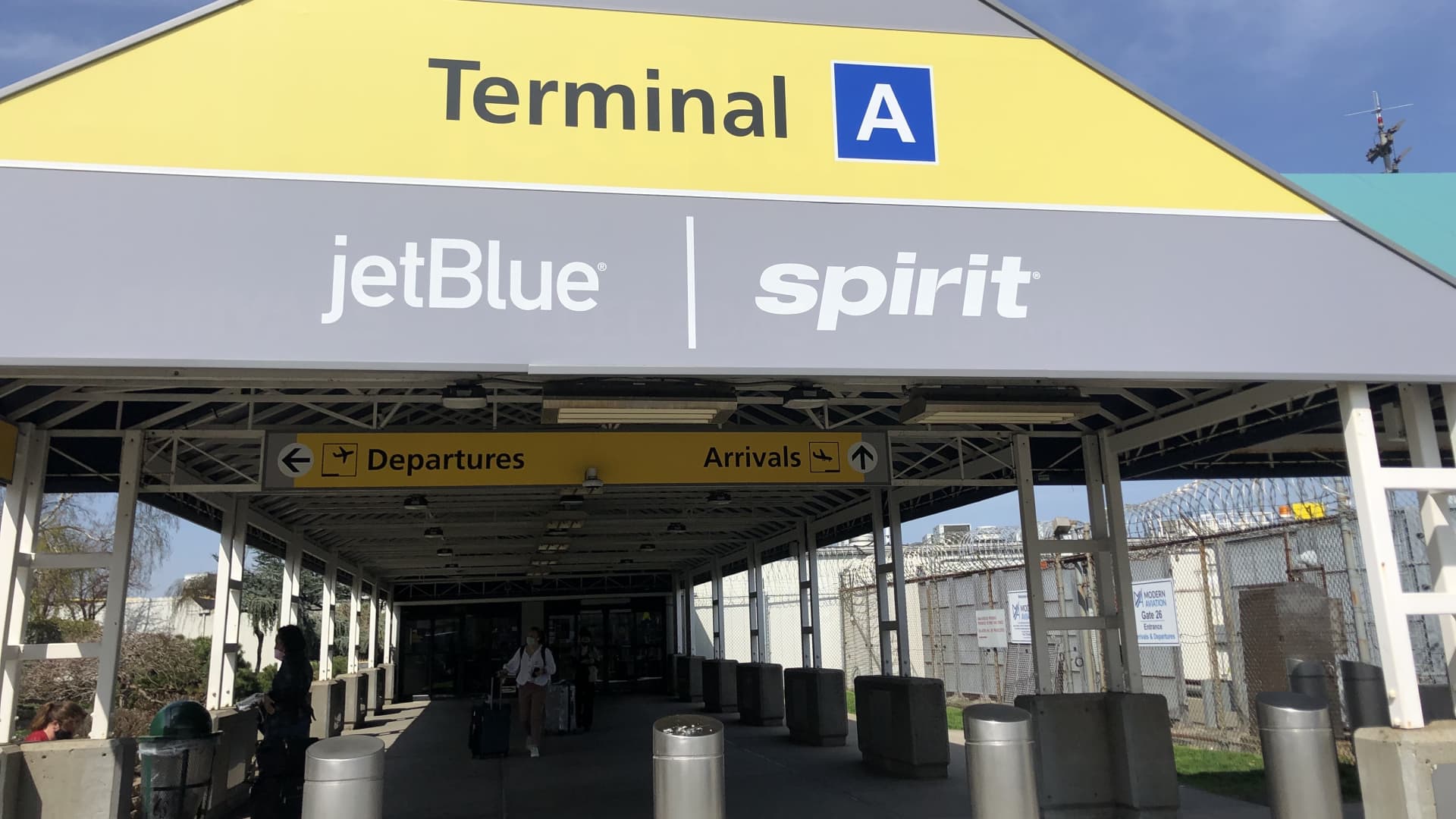 JetBlue ups offer for Spirit Airlines ahead of shareholder vote