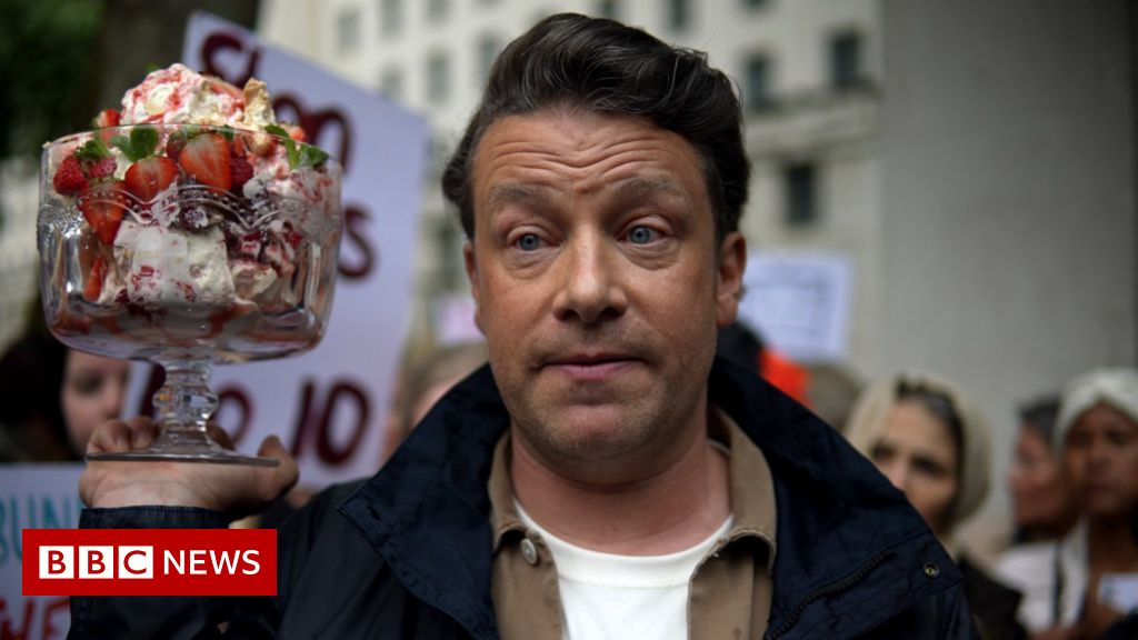 Jamie Oliver stages “Eton mess” protest outside No 10