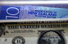 Ahead of Fed minutes, FOREX-Dollar rises from a one-month low
