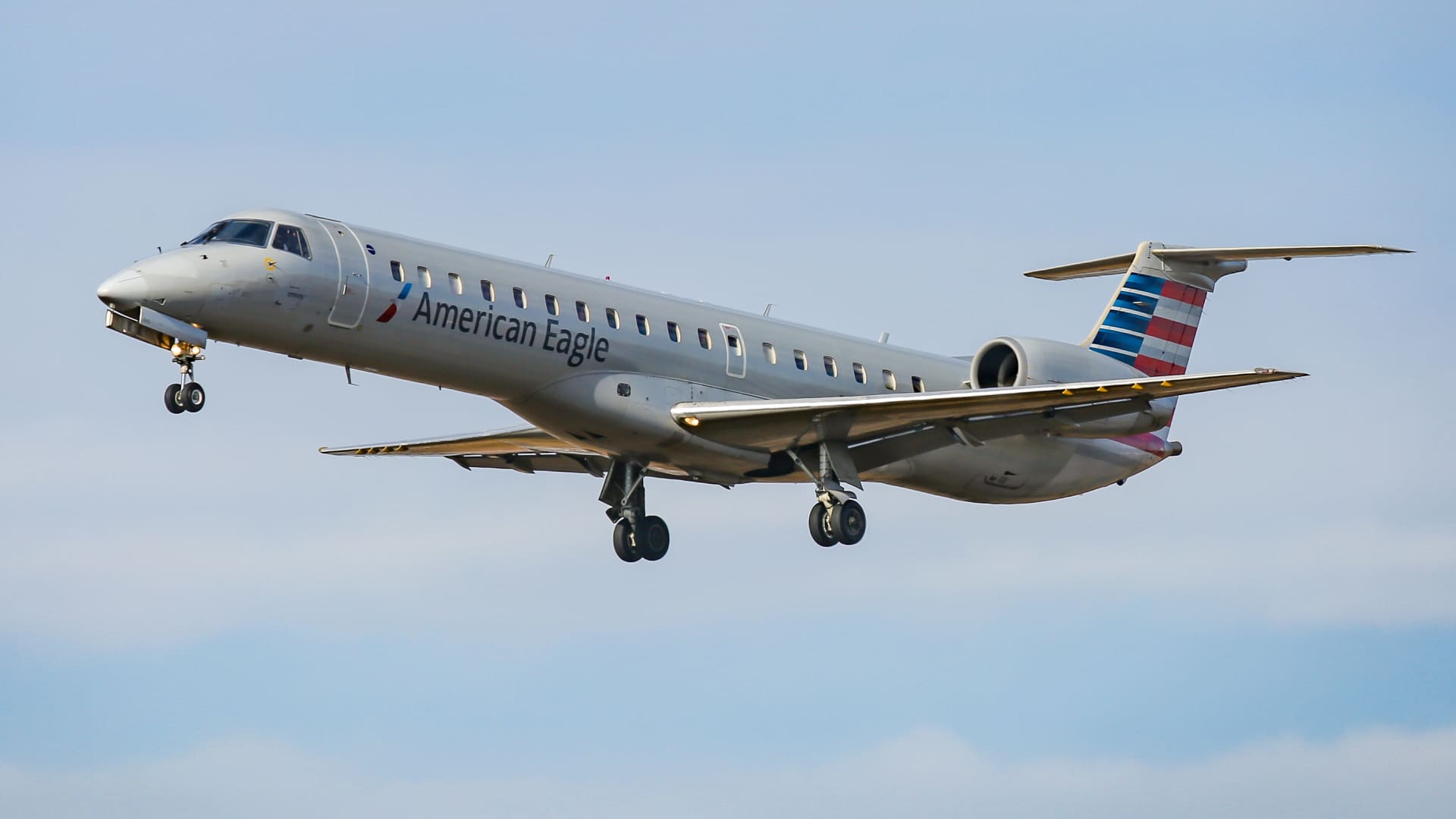American Airlines’ Envoy Air offers pilots triple pay for July trips