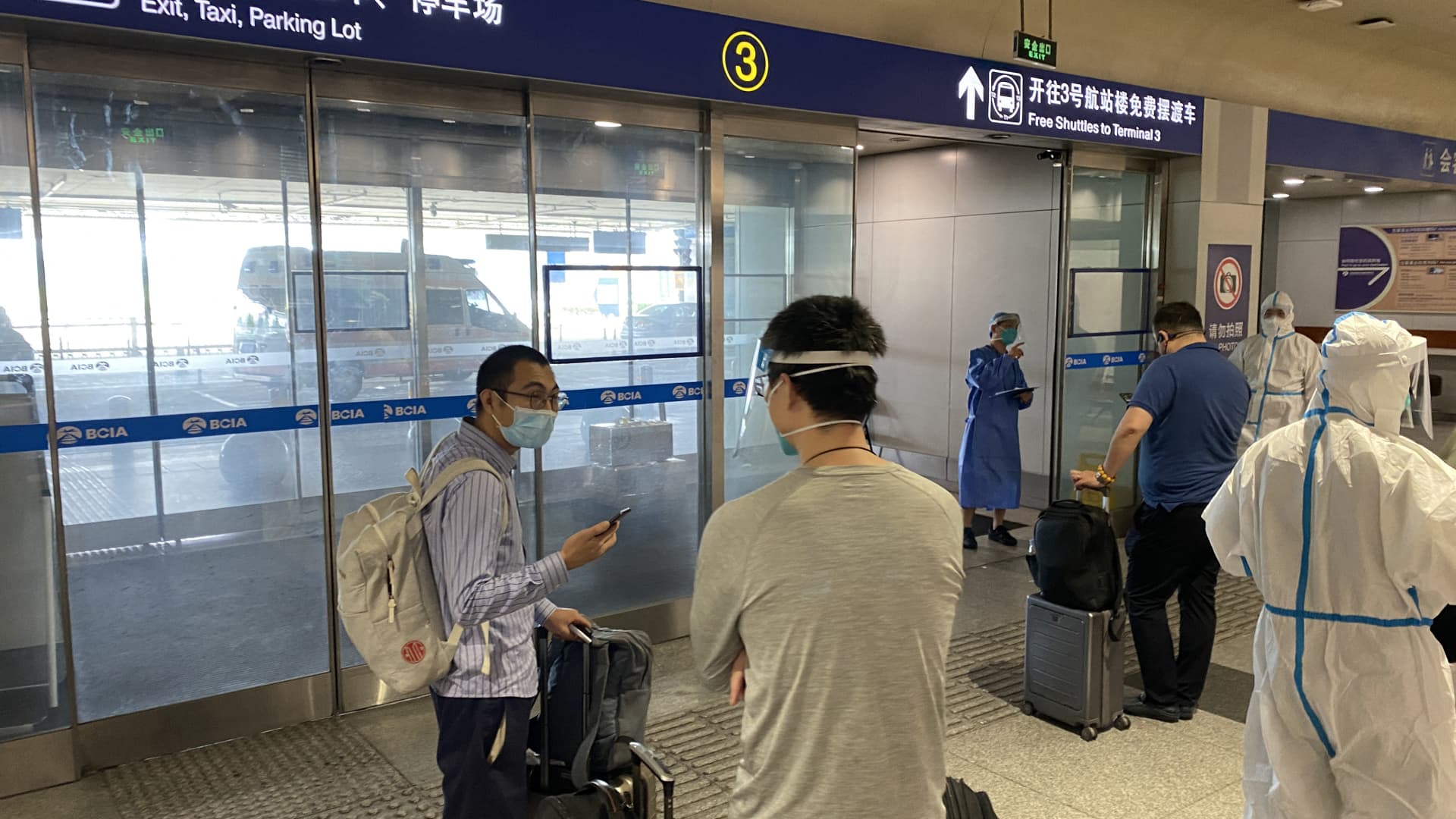 China cuts quarantine for overseas travelers, easing Covid controls