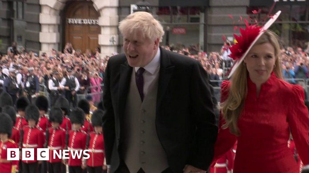 Boos and cheers for Boris Johnson as he arrives at Jubilee service