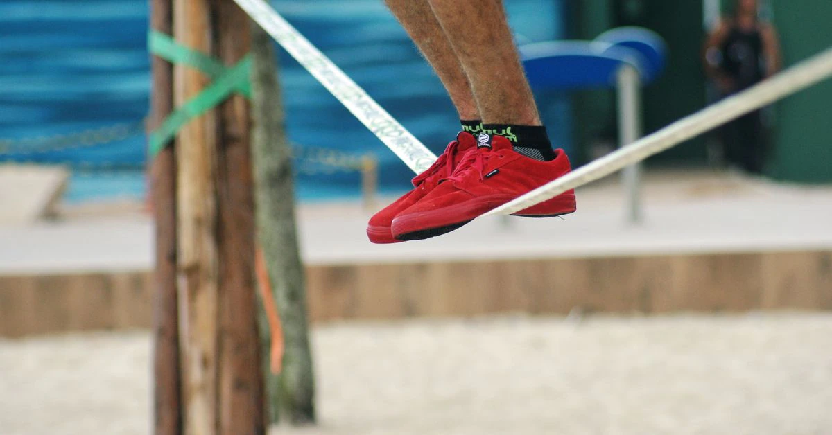 Bitcoin and Stocks Drop; Analysts See Risk of Further Downside