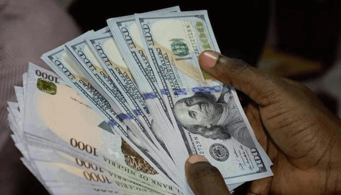 Naira falls to N615 as dollar scarcity hits FX markets